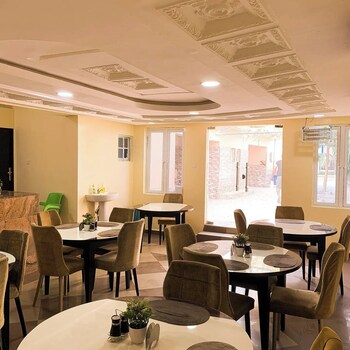 sarina suites and apartments