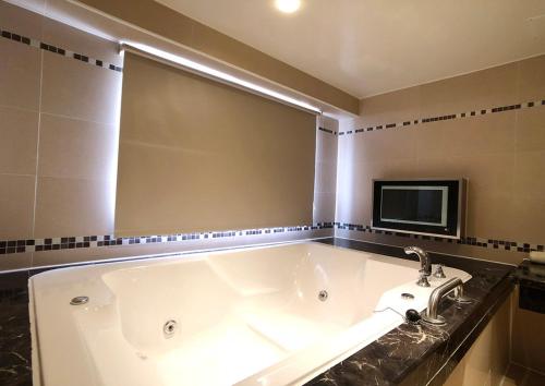 shihzuwan hotel kaohsiung station