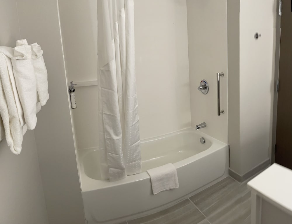 holiday inn express and suites muskegon grand haven