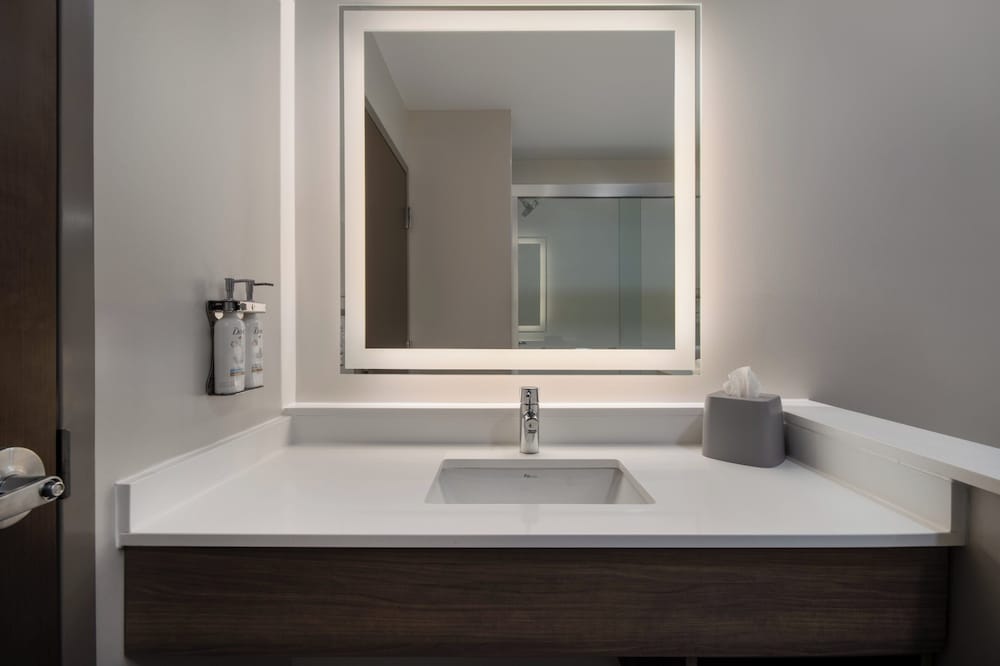 holiday inn express and suites muskegon grand haven