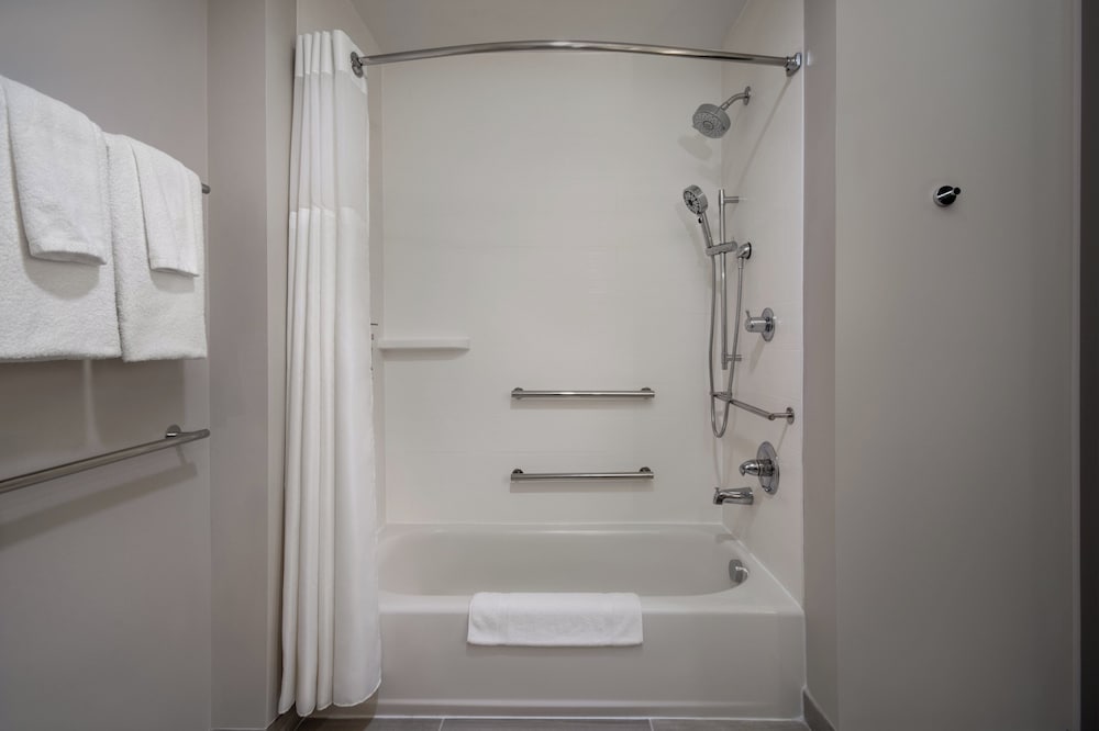 holiday inn express and suites muskegon grand haven