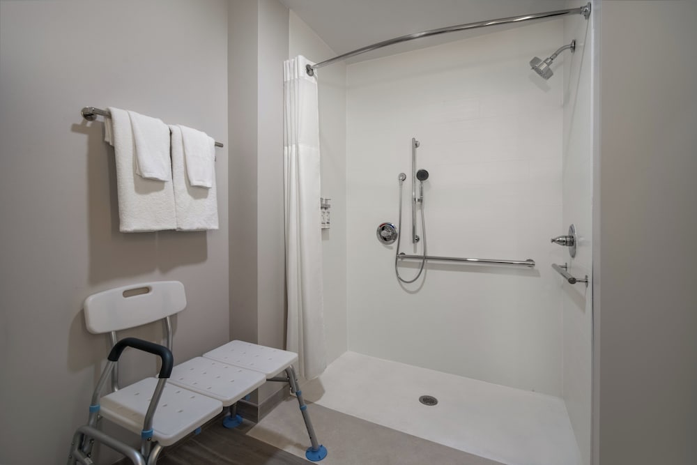 holiday inn express and suites muskegon grand haven