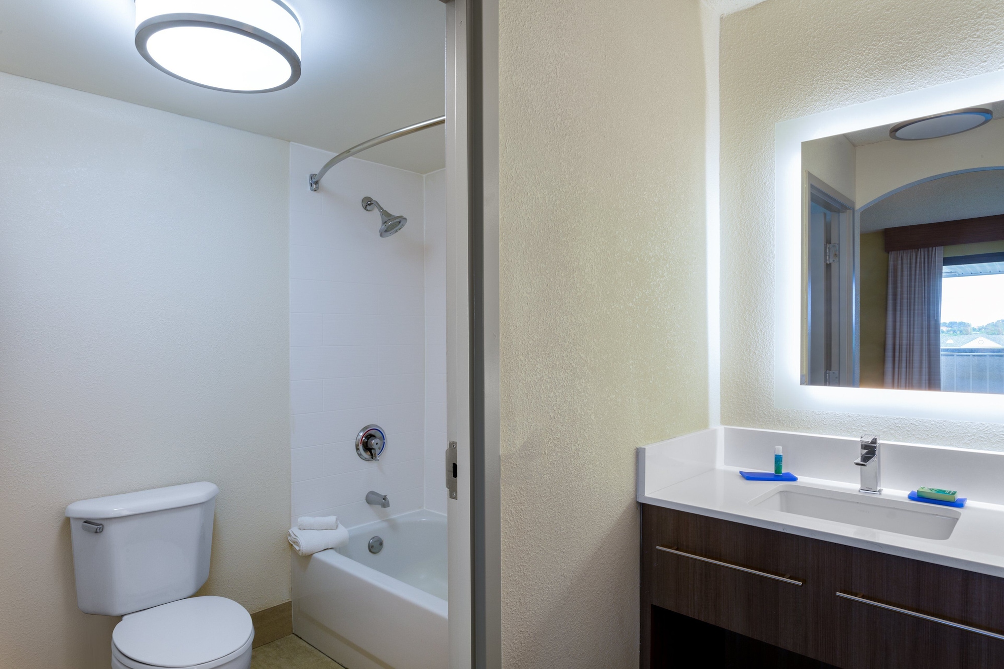 holiday inn express and suites king of prussia