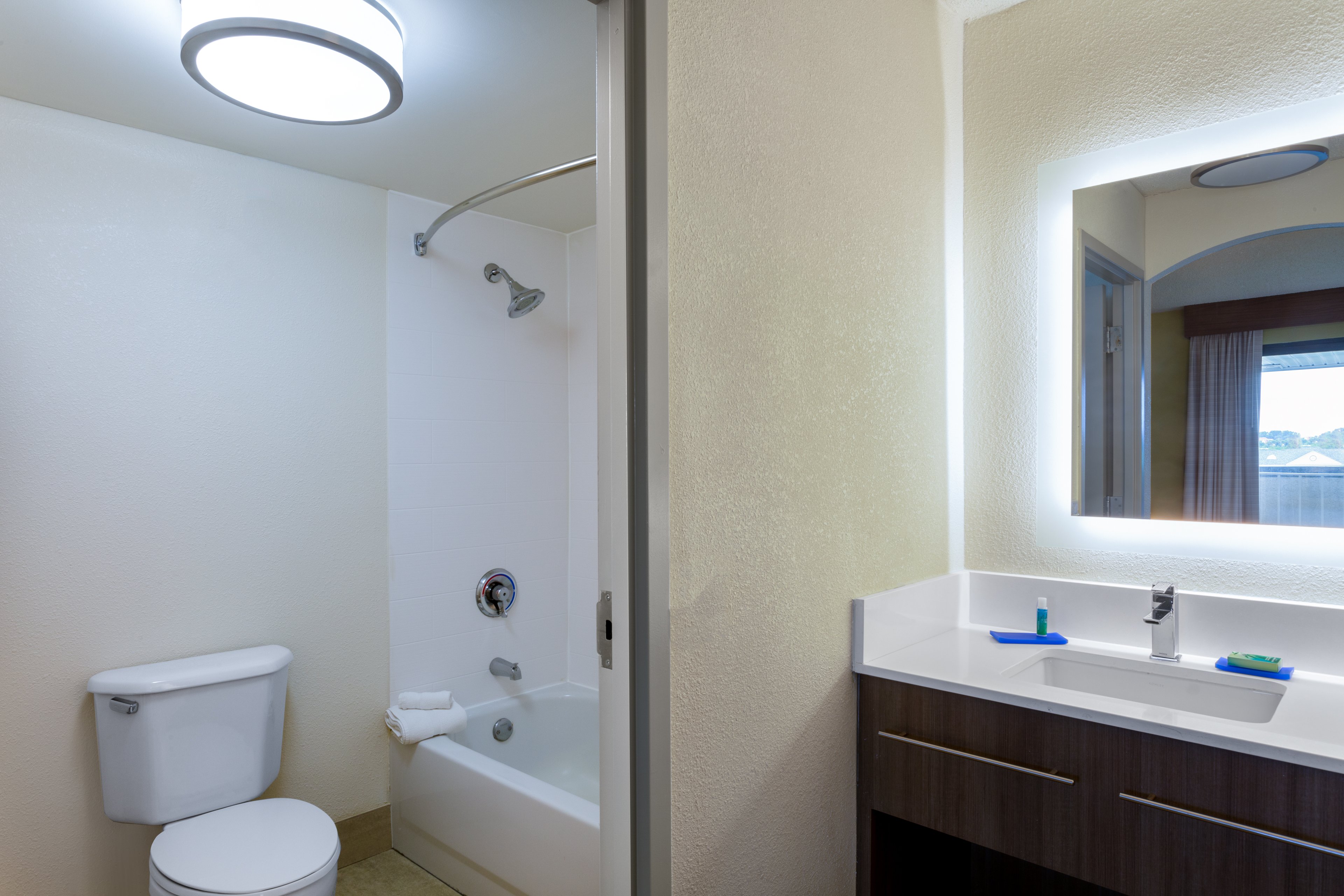 holiday inn express and suites king of prussia