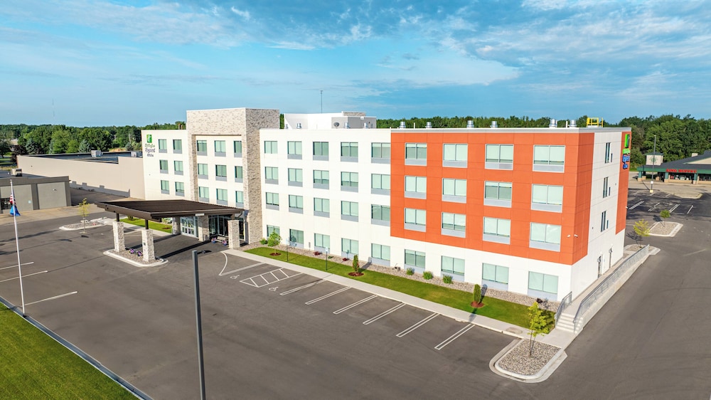 holiday inn express and suites marinette