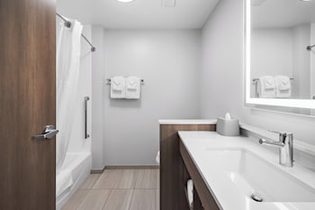 holiday inn express and suites marinette