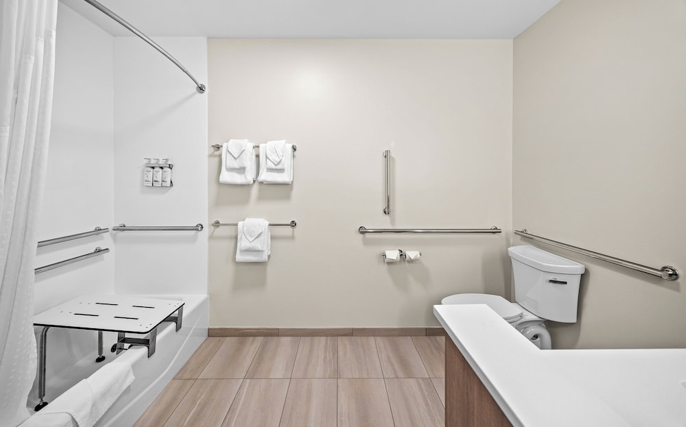 holiday inn express and suites marinette