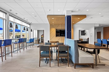 holiday inn express and suites marinette