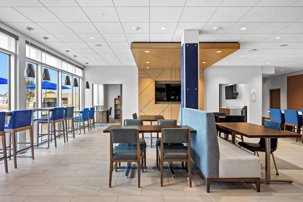 holiday inn express and suites marinette