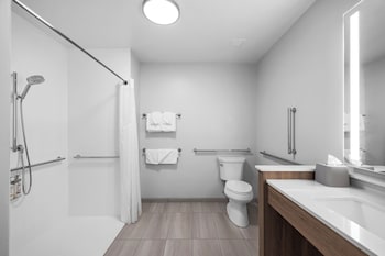 holiday inn express and suites marinette