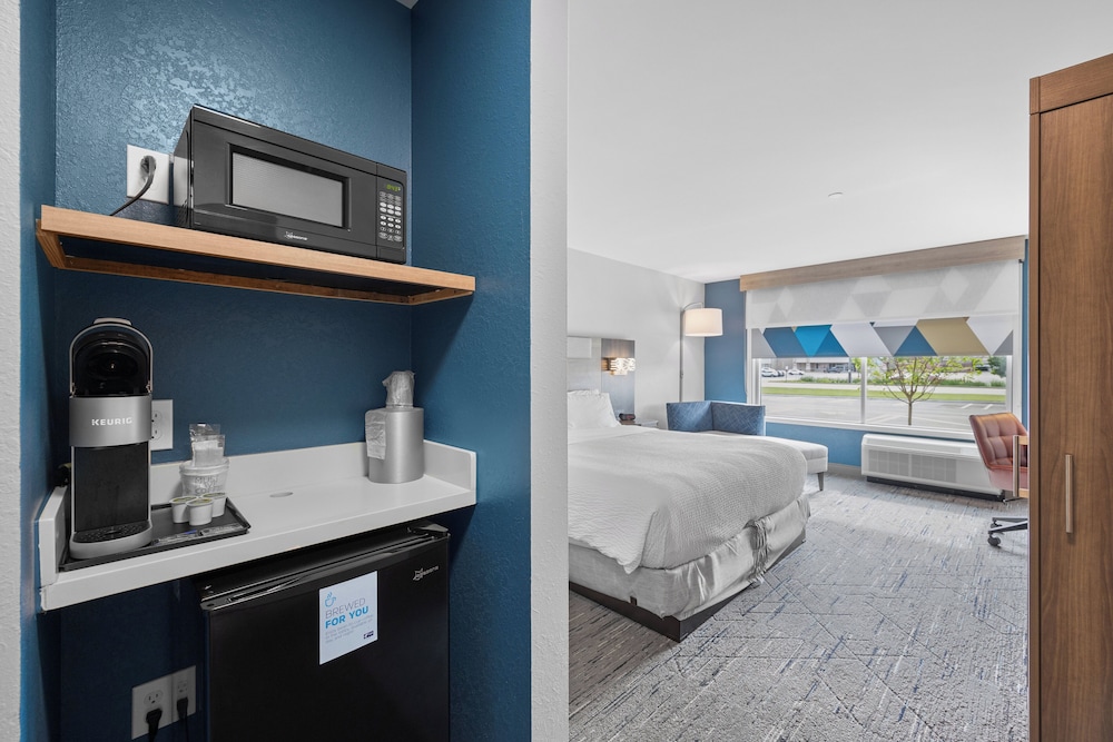 holiday inn express and suites marinette