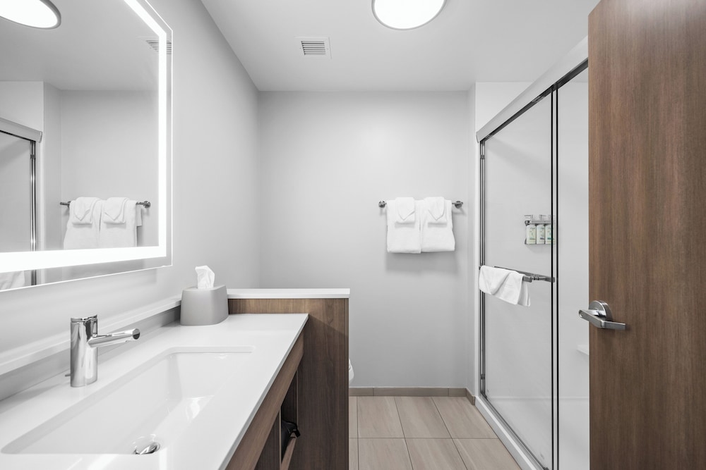 holiday inn express and suites marinette