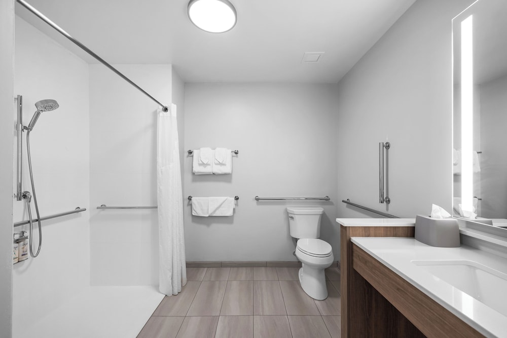 holiday inn express and suites marinette