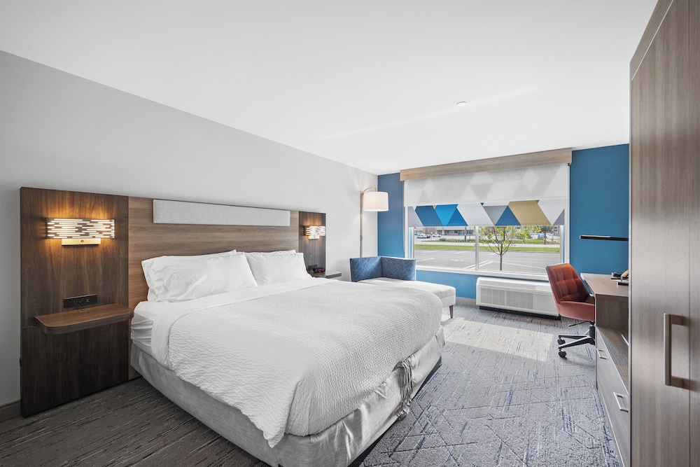 holiday inn express and suites marinette