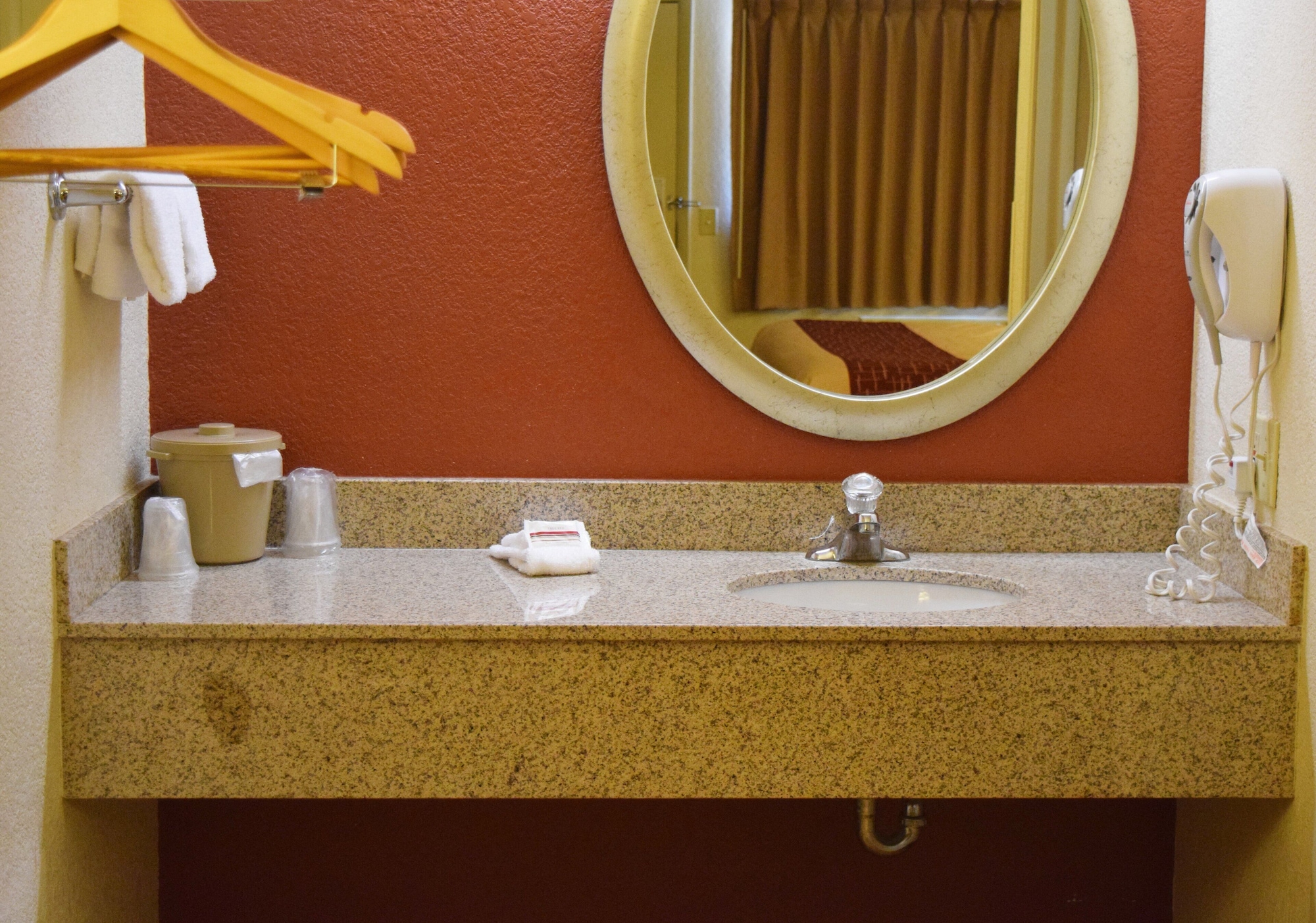 red roof inn utica