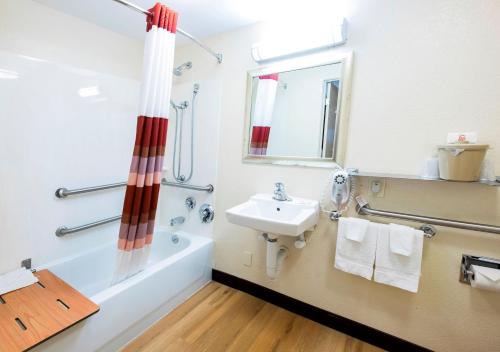 red roof inn utica