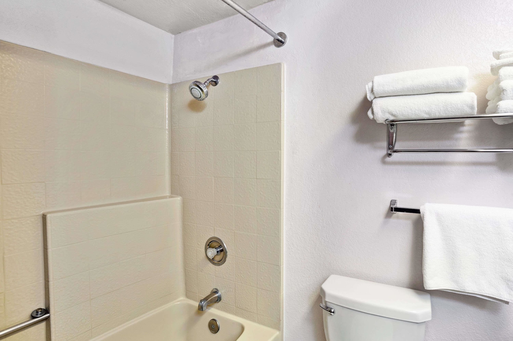 Days Inn & Suites By Wyndham Fullerton,Brea>>Anaheim,2 star