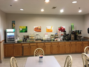 quality inn i 94 near wings stadium