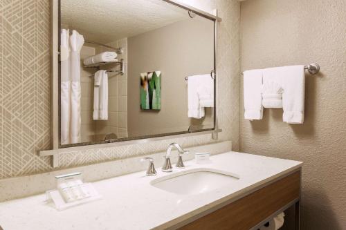 hilton garden inn dallas market center