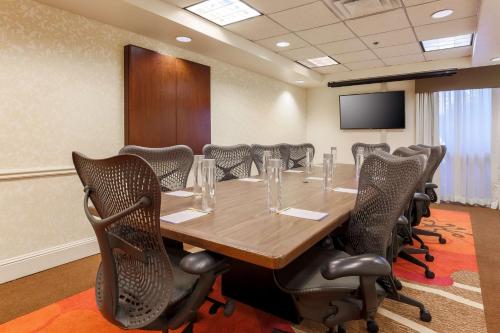 hilton garden inn dallas market center