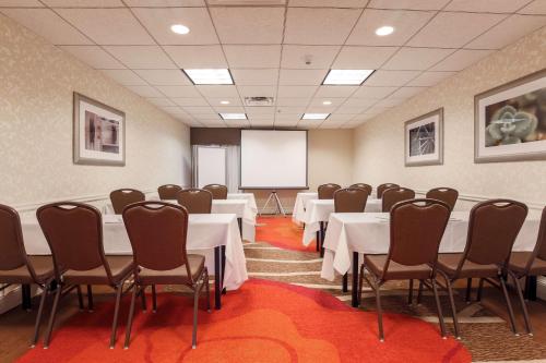 hilton garden inn dallas market center