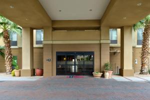 hampton inn and suites kingman
