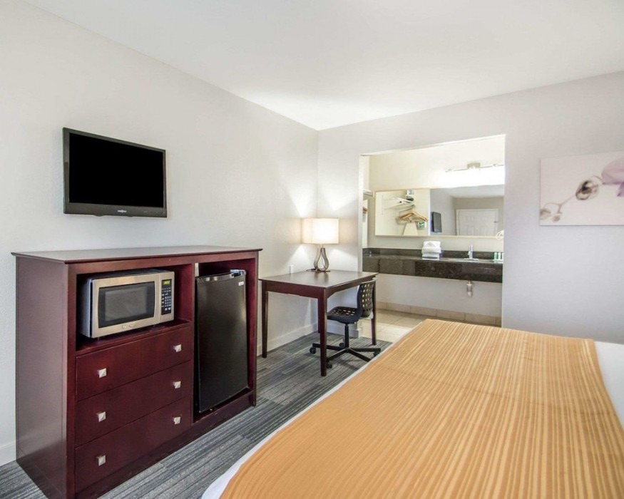 quality inn and suites by the parks