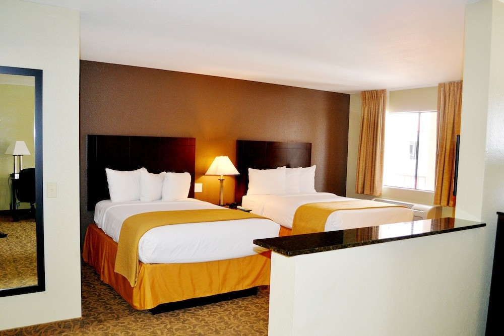 quality inn and suites by the parks