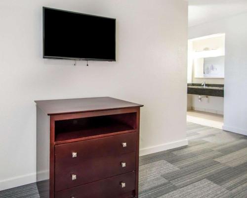 quality inn and suites by the parks