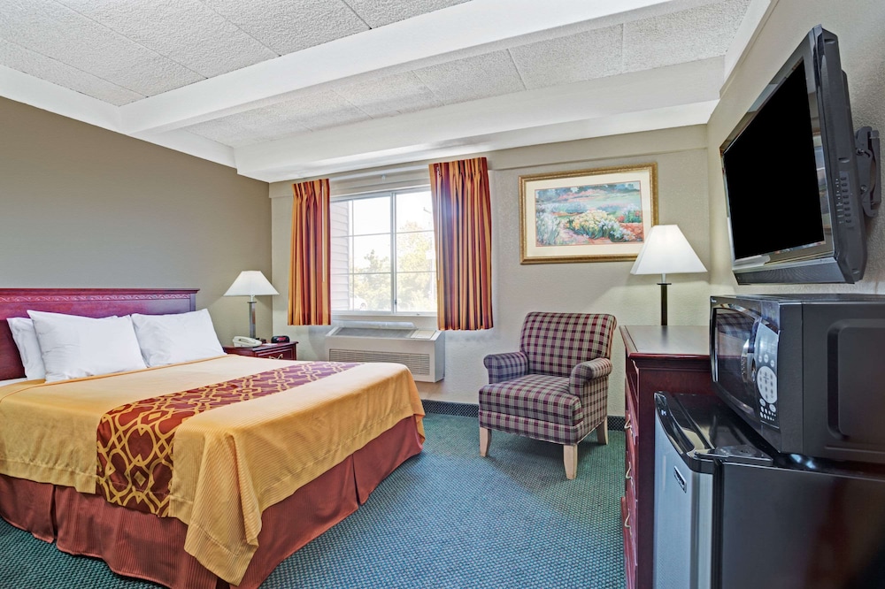 travelodge by wyndham iowa city