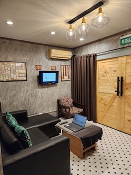 The Travellers House - Pet Friendly Accommodation,,2 star