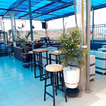 jb suites and lounge