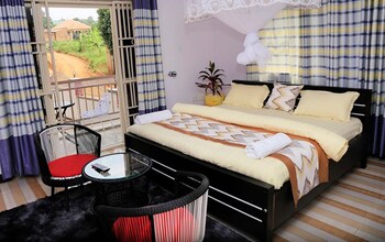 jb suites and lounge