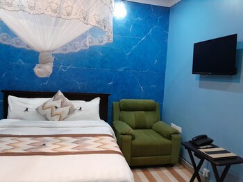 jb suites and lounge