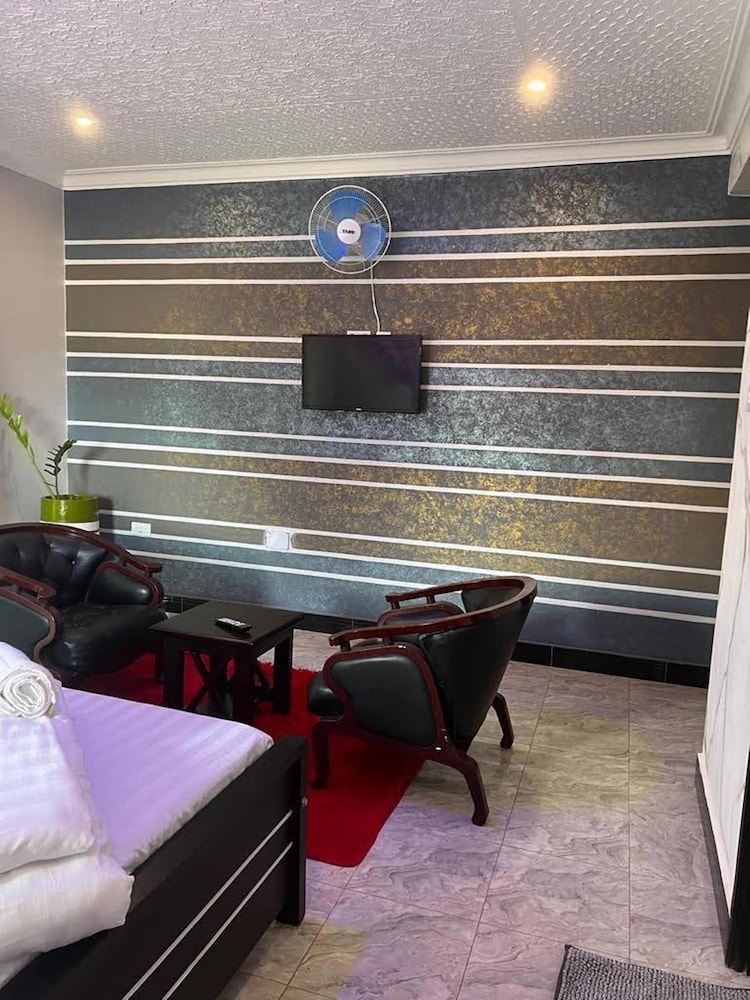 jb suites and lounge