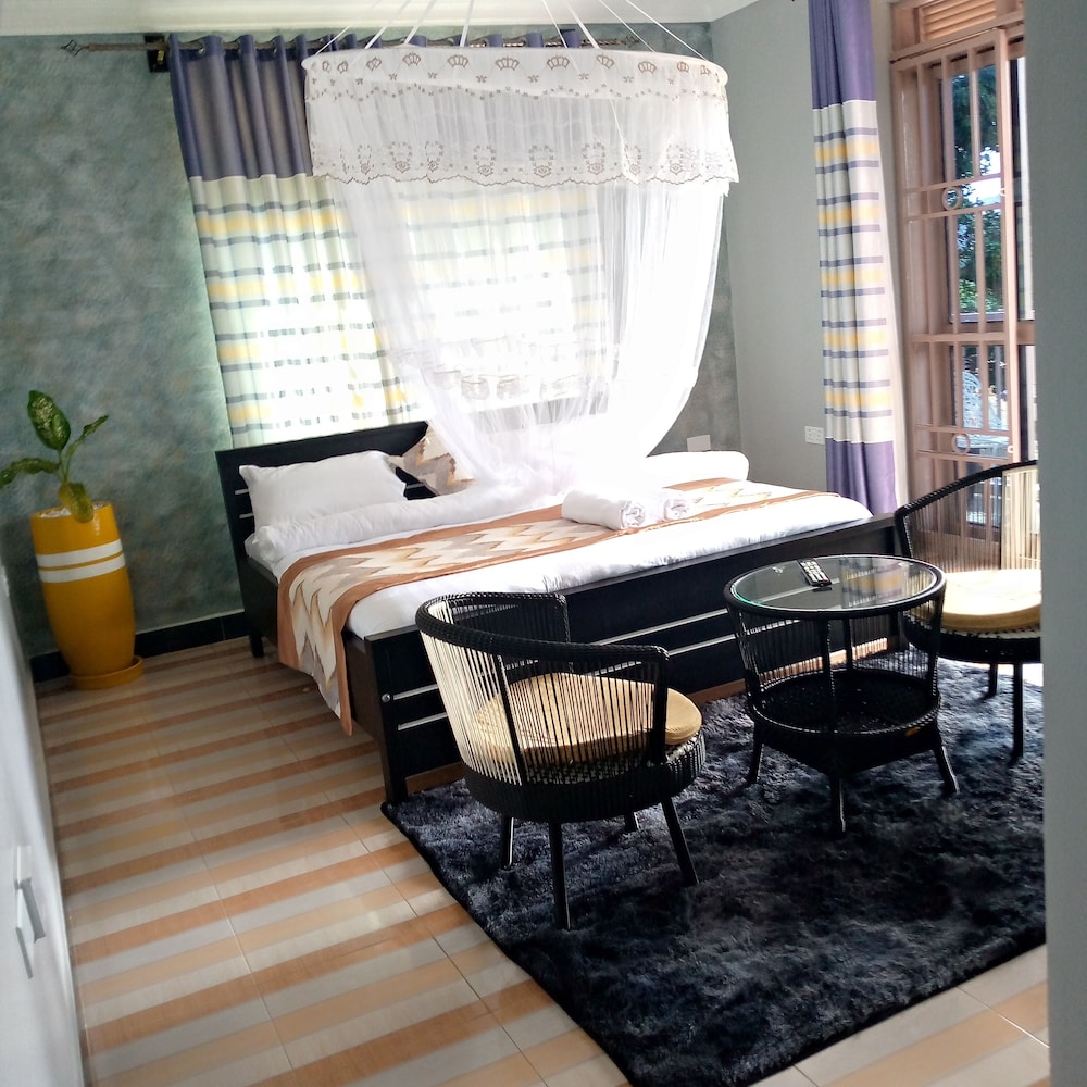 jb suites and lounge