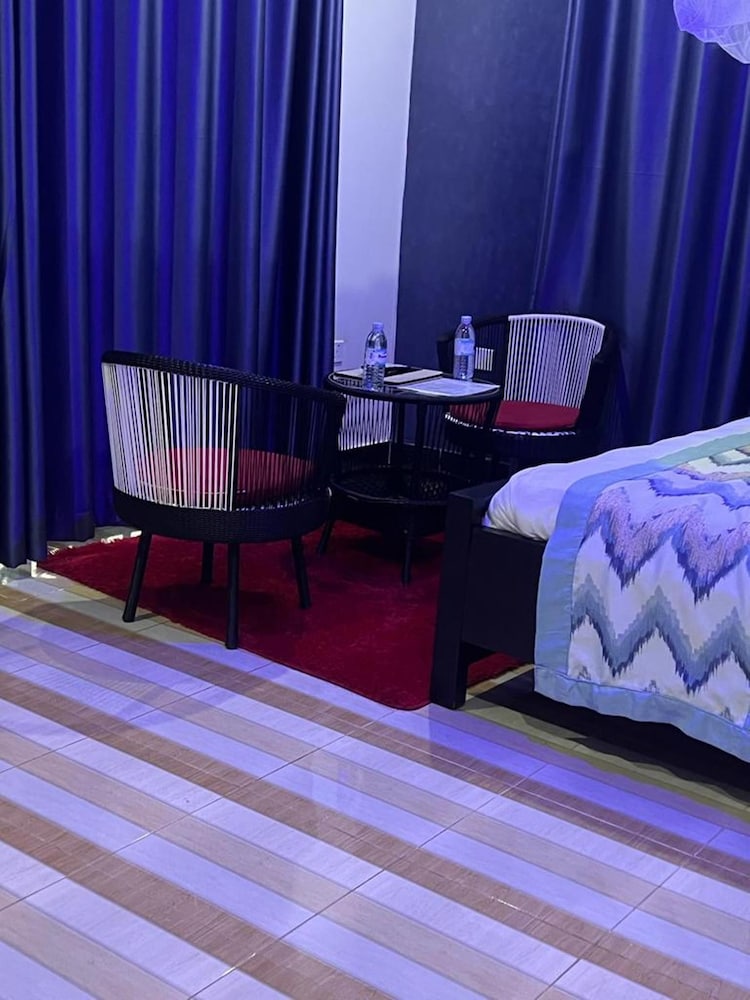 jb suites and lounge