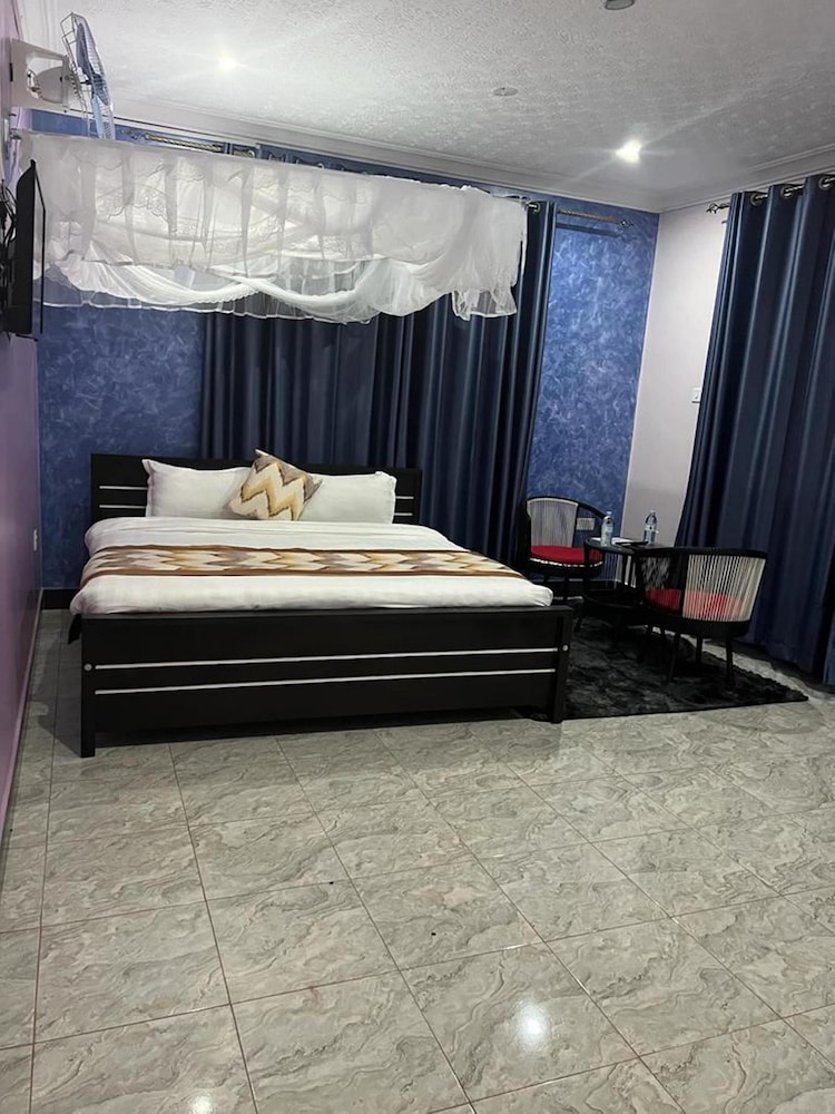 jb suites and lounge