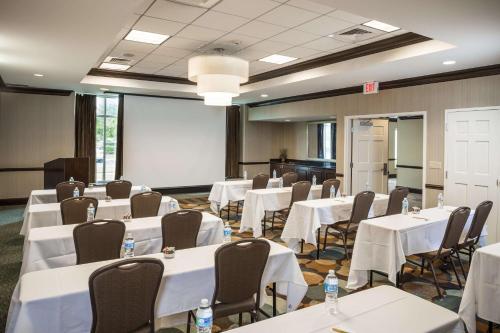 hilton garden inn hampton coliseum central