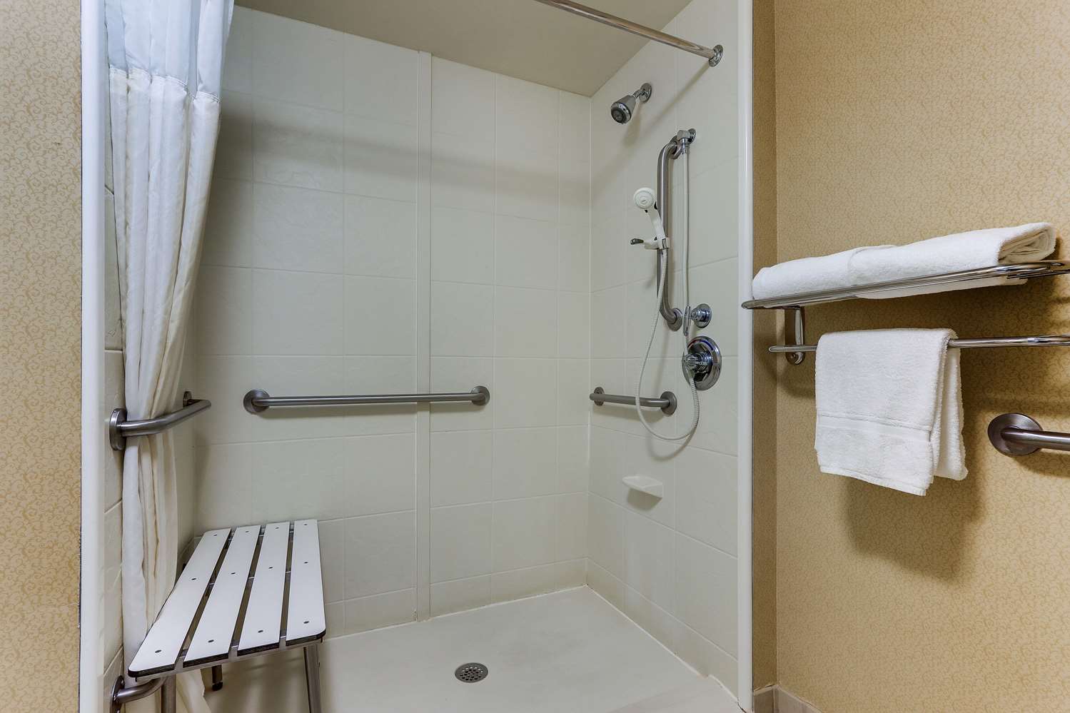 hilton garden inn indianapolis airport