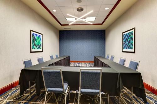 hilton garden inn indianapolis airport