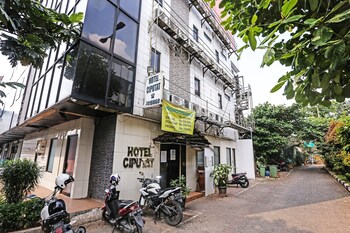 hotel ciputat by oyo