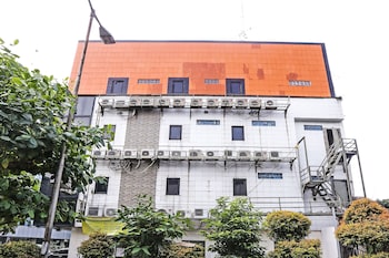 hotel ciputat by oyo