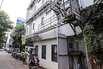 hotel ciputat by oyo