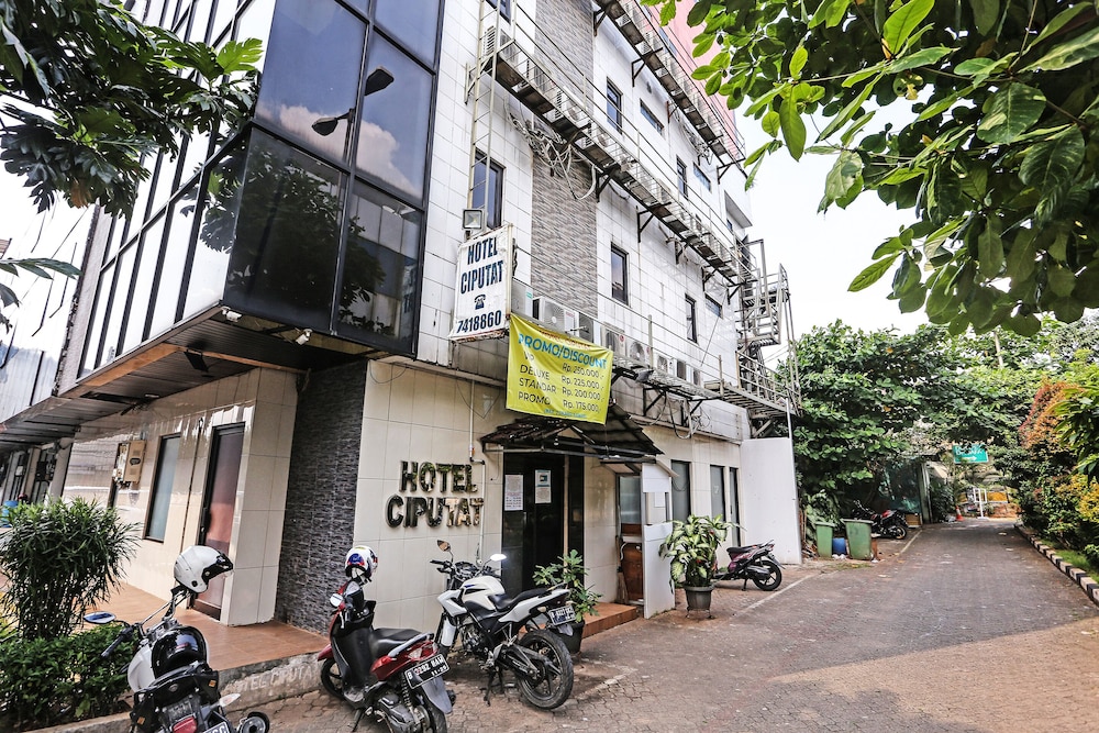 hotel ciputat by oyo