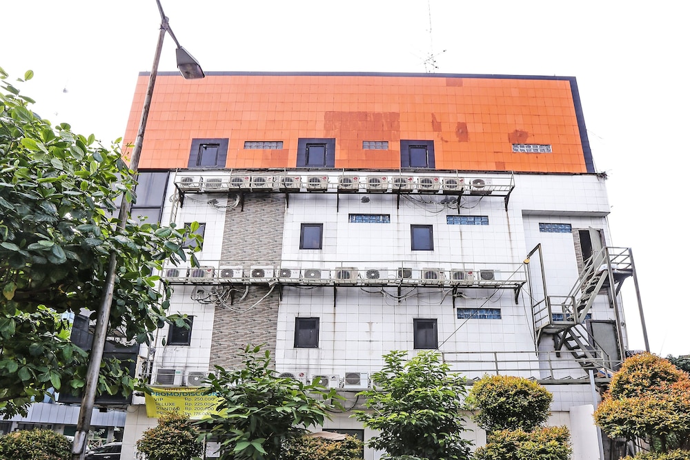 hotel ciputat by oyo