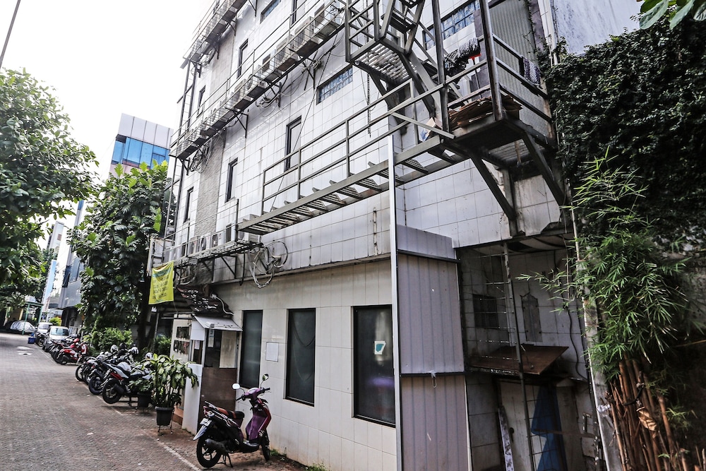hotel ciputat by oyo