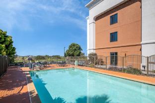 hampton inn and suites oakland airport alameda