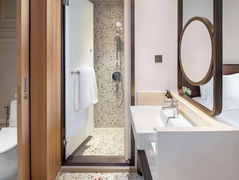 mercure bangkok surawong