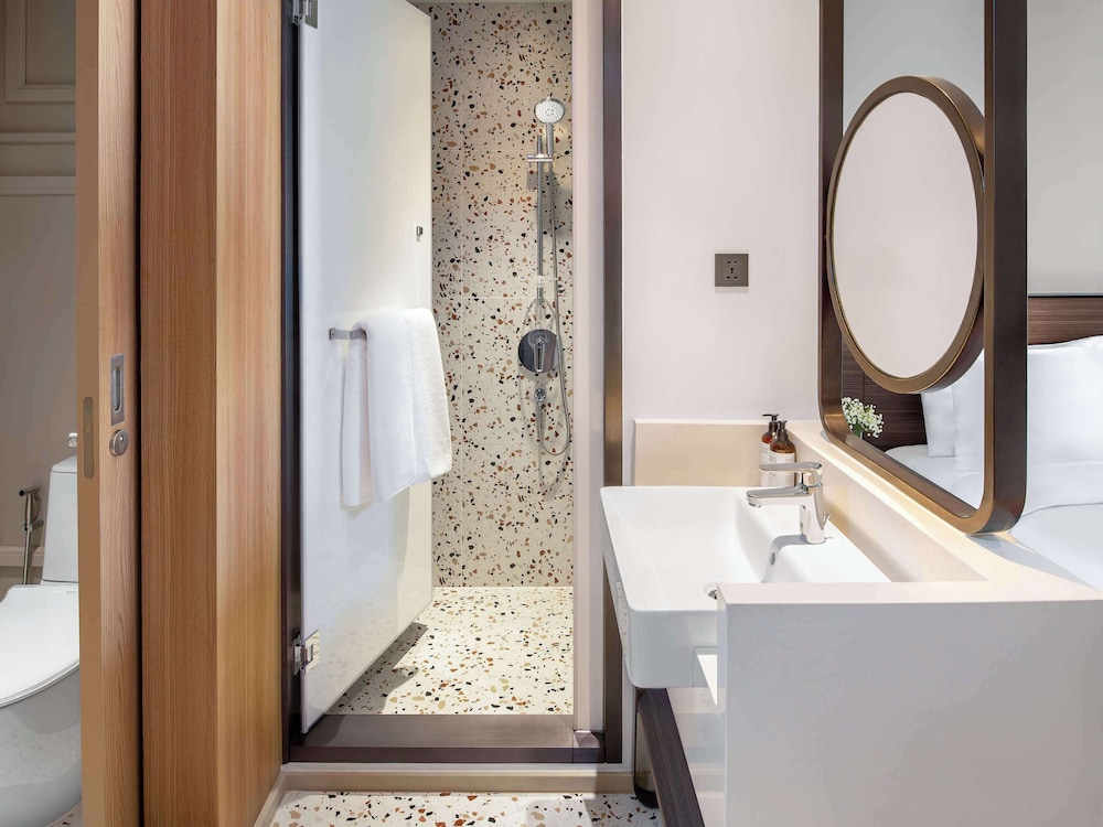 mercure bangkok surawong